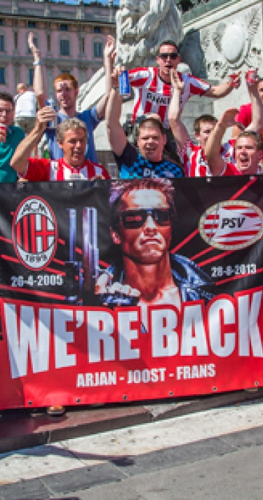 PSV-supporters vermaken zich opperbest in Milaan