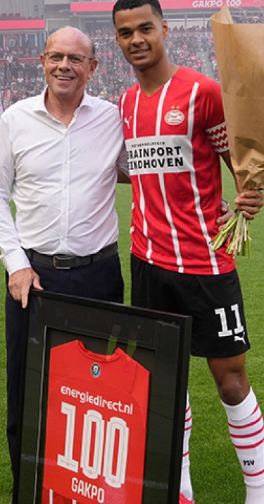 Gakpo ontvangt cadeau na honderdste duel