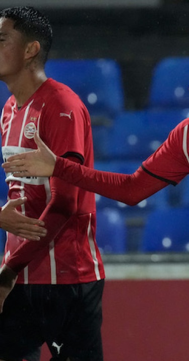 Maxi Romero helpt Jong PSV met goal aan overwinning 