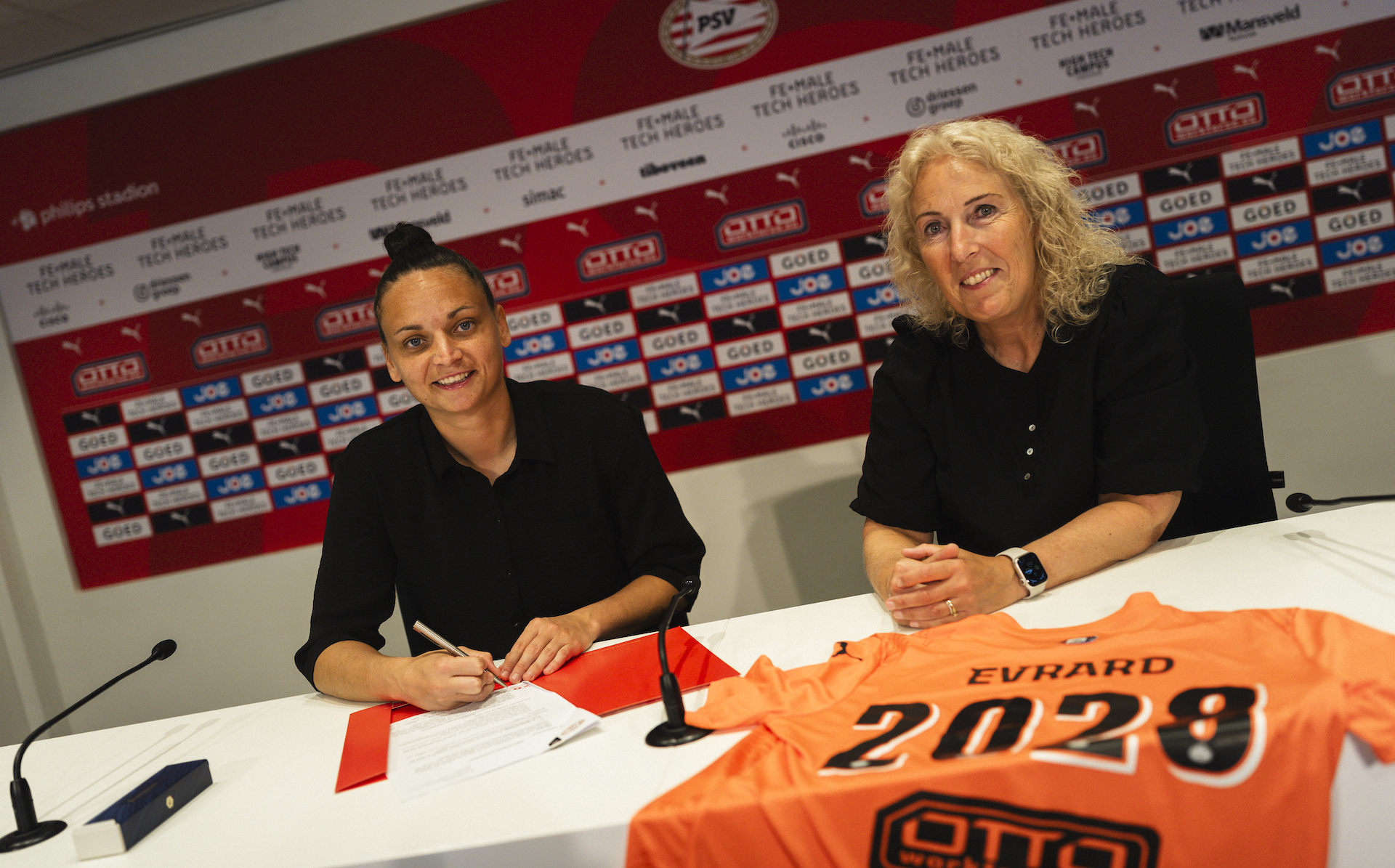 PSV - Contractnieuws | PSV verlengt contract Nicky Evrard tot medio 2028