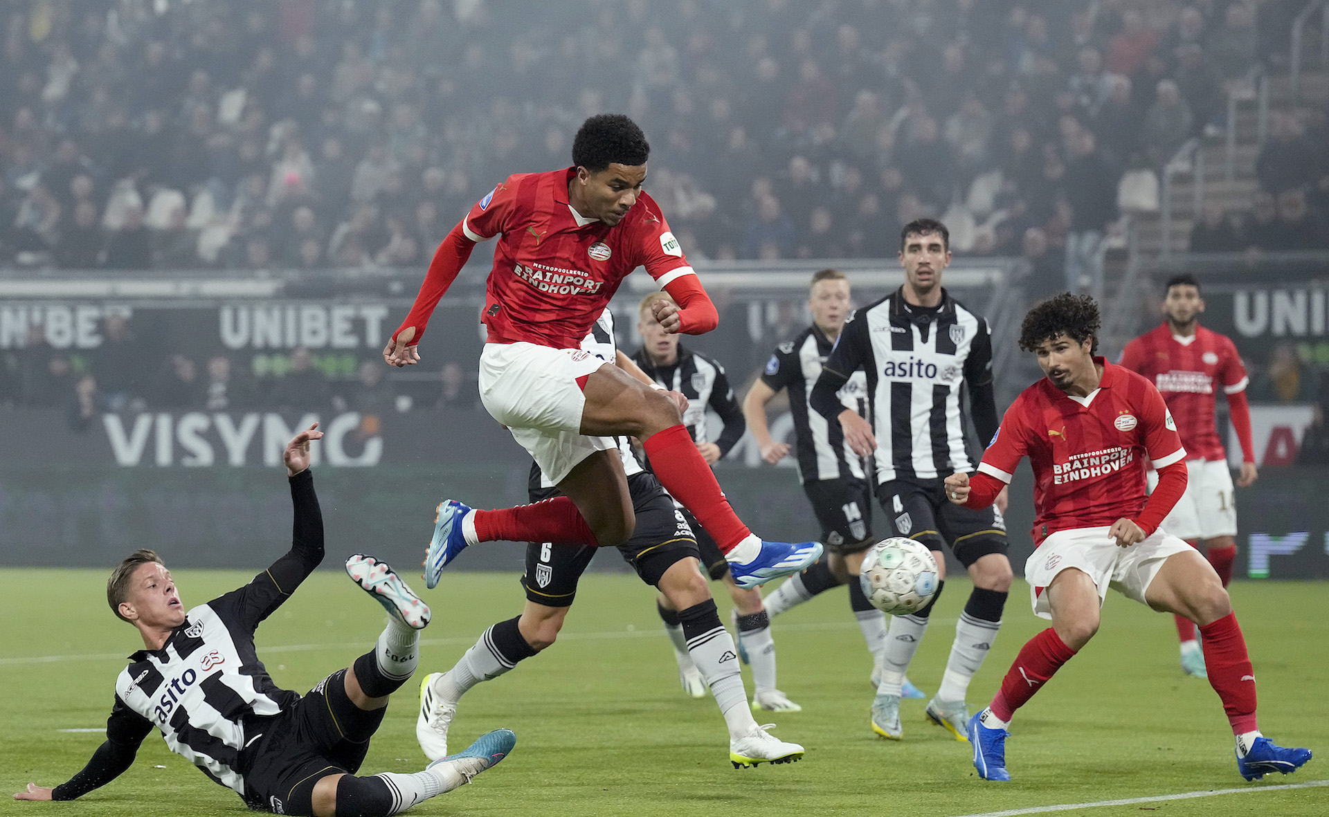 Eerder dit seizoen boekte PSV een ruime overwinning tegen Heracles Almelo in het Erve Asito. Zes verschillende doelpuntenmakers zorgden voor een grote zege in Almelo. 