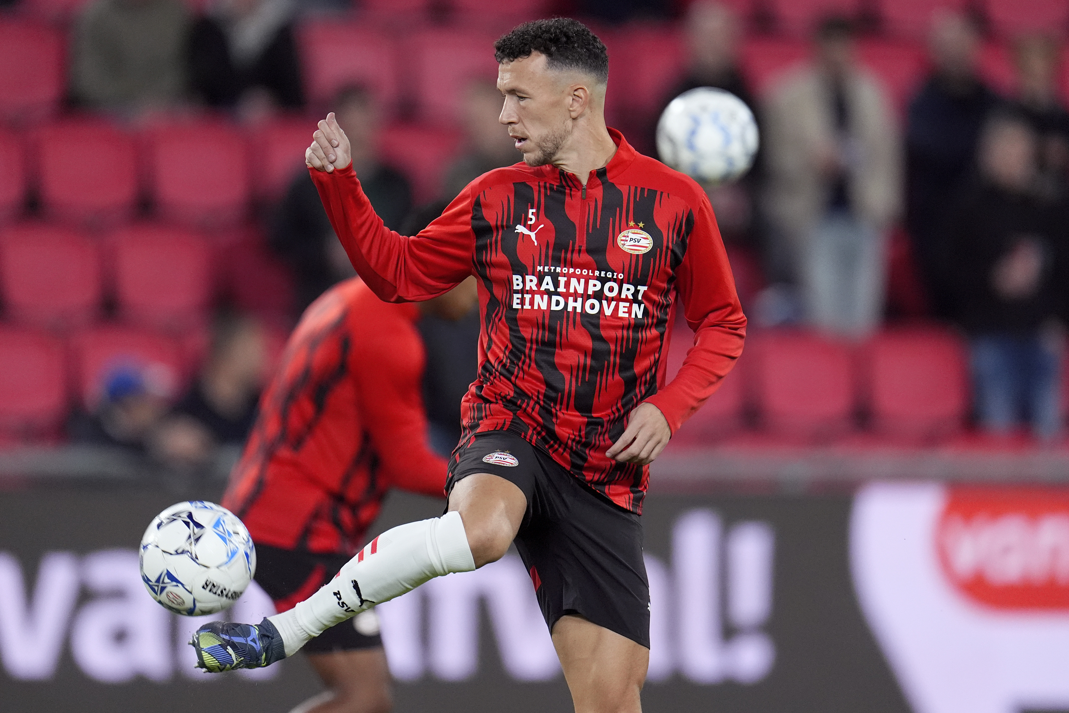 De rechtsbuiten van vandaag tijdens de warming-up