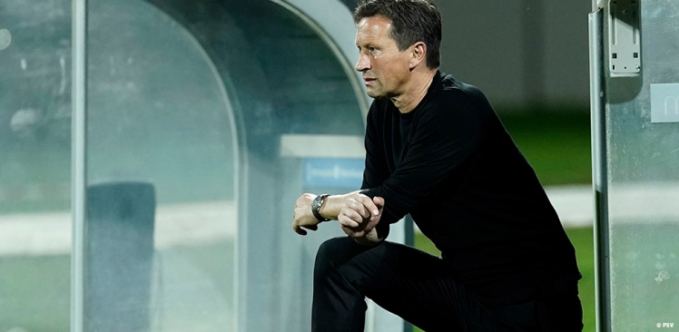 Roger Schmidt voor het eerst sinds lange tijd met ploeg op kunstgras