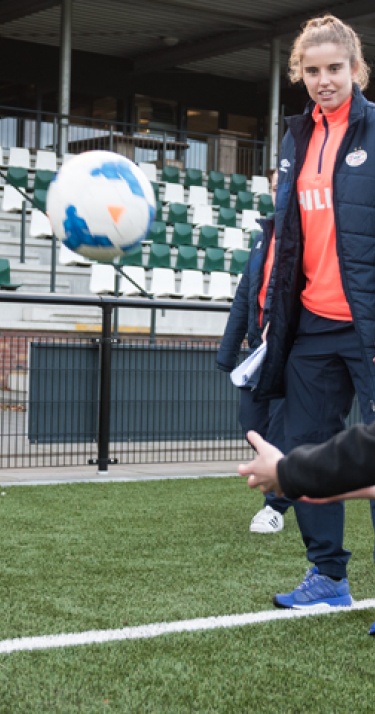 Meiden aan de Bal in Jan Louwers Stadion