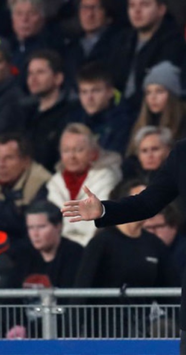 IN BEELD | Van Bommel evenaart Olsen