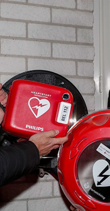 Van Ginkel installeert AED in Wageningen