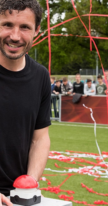 Mark van Bommel-veld officieel geopend 