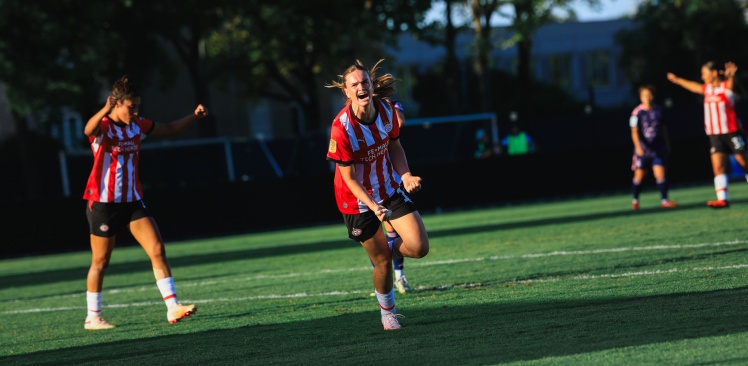UWCL | Rijsbergen schiet PSV Vrouwen met hattrick naar laatste voorronde 