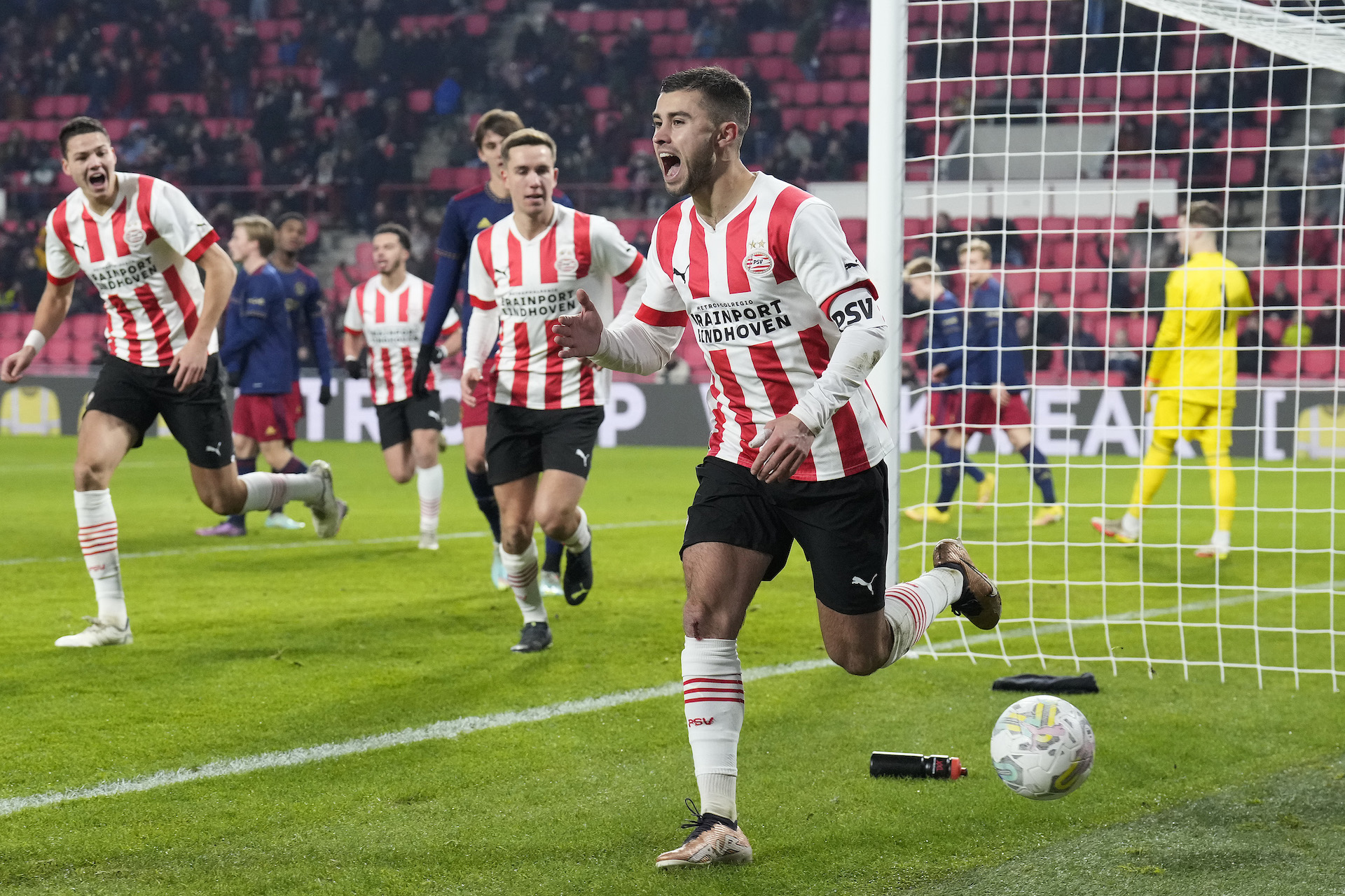 Mathijs Tielemans maakte deze zomer de overstap naar Vitesse, waar hij inmiddels al 24 duels voor in actie kwam. Ook in het Philips Stadion staat hij in de basis