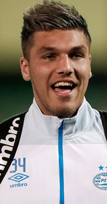 Joël Piroe leert van Luuk de Jong