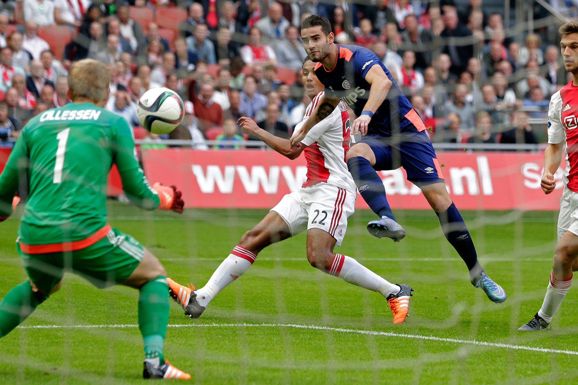 Op 4 oktober 2015 won PSV met 2-1 van Ajax. Beide doelpunten werden gemaakt door Gastón Pereiro