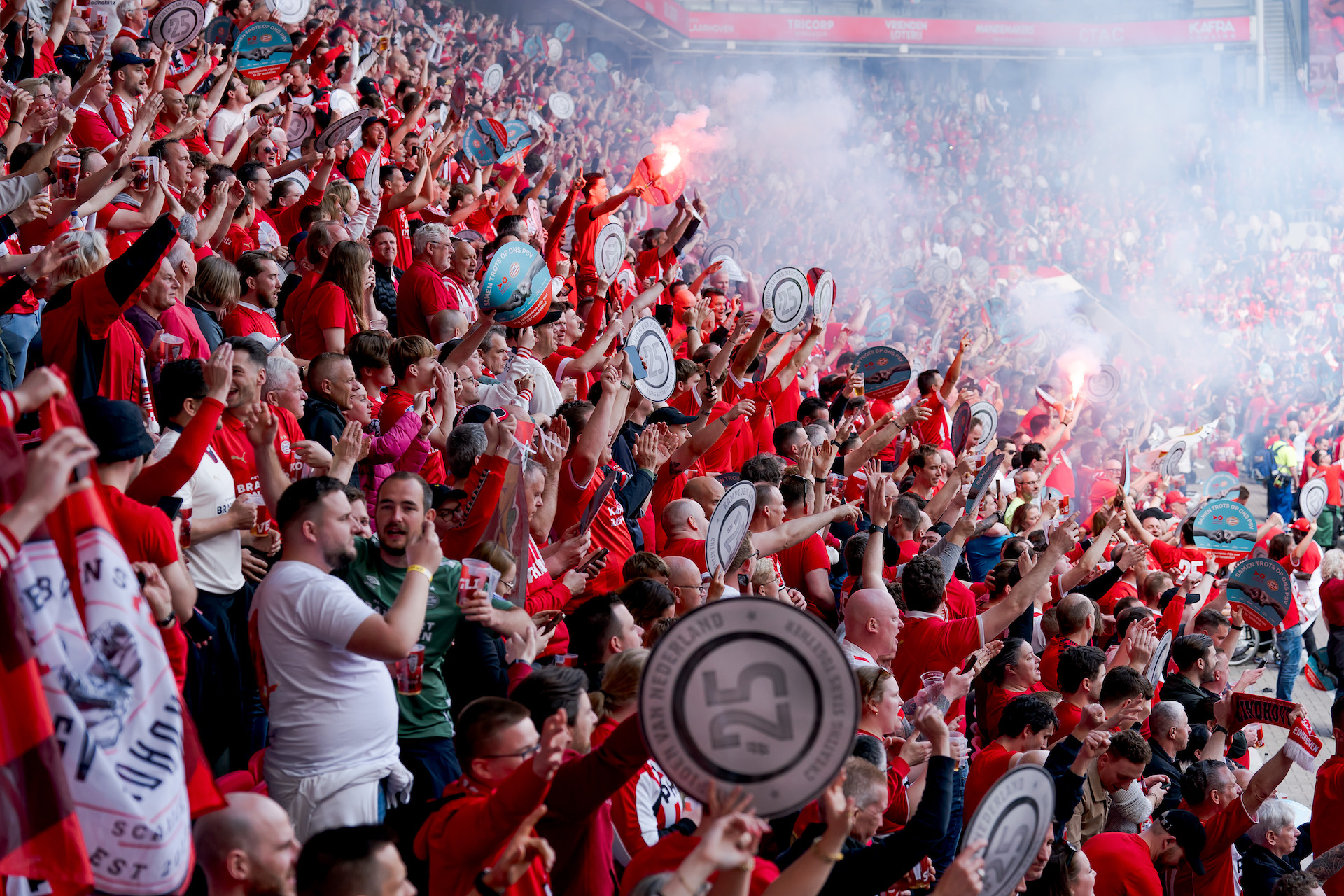 De spelers zijn gehuldigd in het Philips Stadion en vertrekken om 17.00 op de Platte Kar richting het Stadhuisplein!