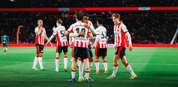  Liveblog | PSV boekt riante zege in eerste thuiswedstrijd sinds kampioenschap
