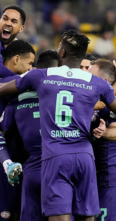 Oppermachtig PSV verslaat Vitesse met ruime cijfers