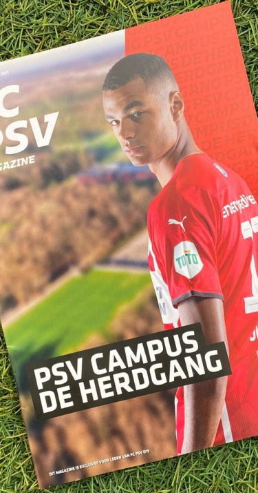 FC PSV Magazine in de bus