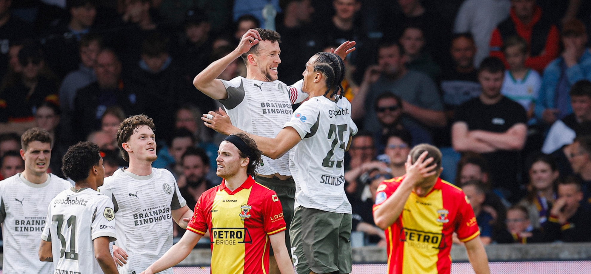 Liveblog | PSV sluit laatste uitwedstrijd van het seizoen overtuigend af 