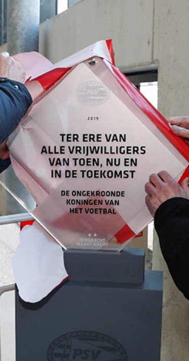 Oervrijwilliger Van Merode onthult plaquette op De Herdgang