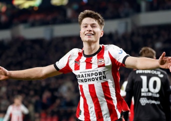 Persconferentie | 'Hij gaat steeds volwassener voetballen'