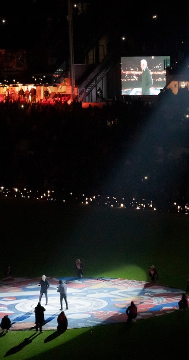 Algemeen Directeur Marcel Brands spreekt alle PSV-fans toe vanaf de middenstip