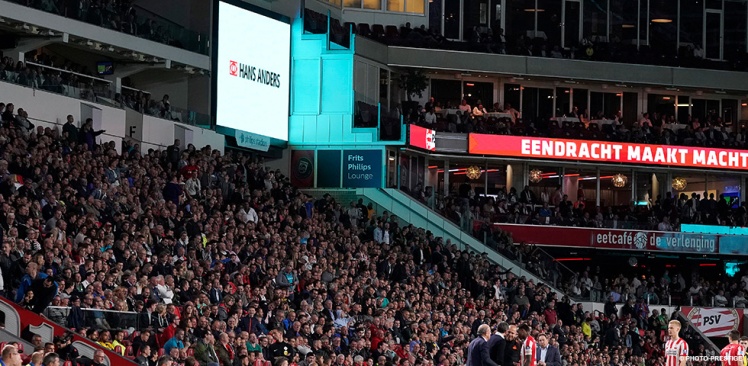 Hans Anders haakt in op de VAR-momenten in het Philips Stadion