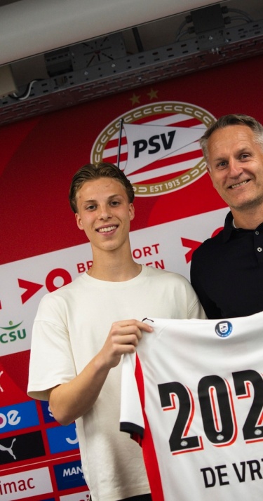 Profcontract | Lyam de Vries tekent eerste contract bij PSV