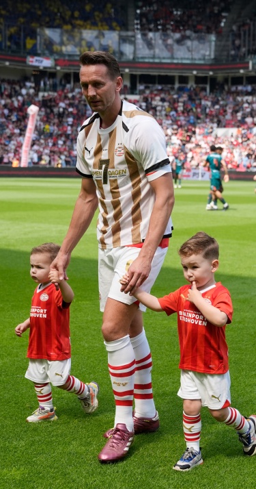 De PSV'ers kwamen op in speciale shirts met &eacute;&eacute;n motto: samen werken, samen vechten en samen vieren