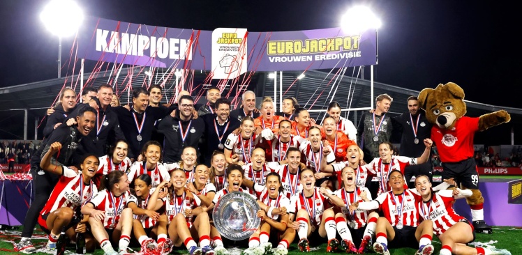 Wedstrijdverslag | PSV Vrouwen beleeft historische avond en verovert eerste landstitel 