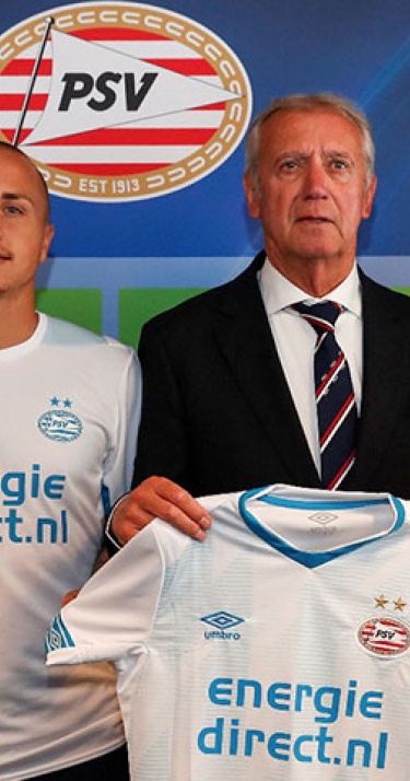 Aanwinsten ontvangen shirts van Mister PSV