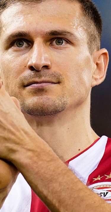 PSV zegt acht profcontracten op