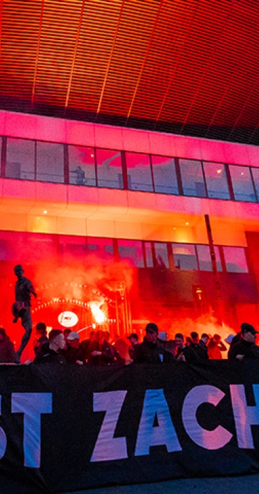 Supporters eren Van der Kuijlen