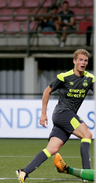 Laursen schiet Jong PSV naar 2-1 zege