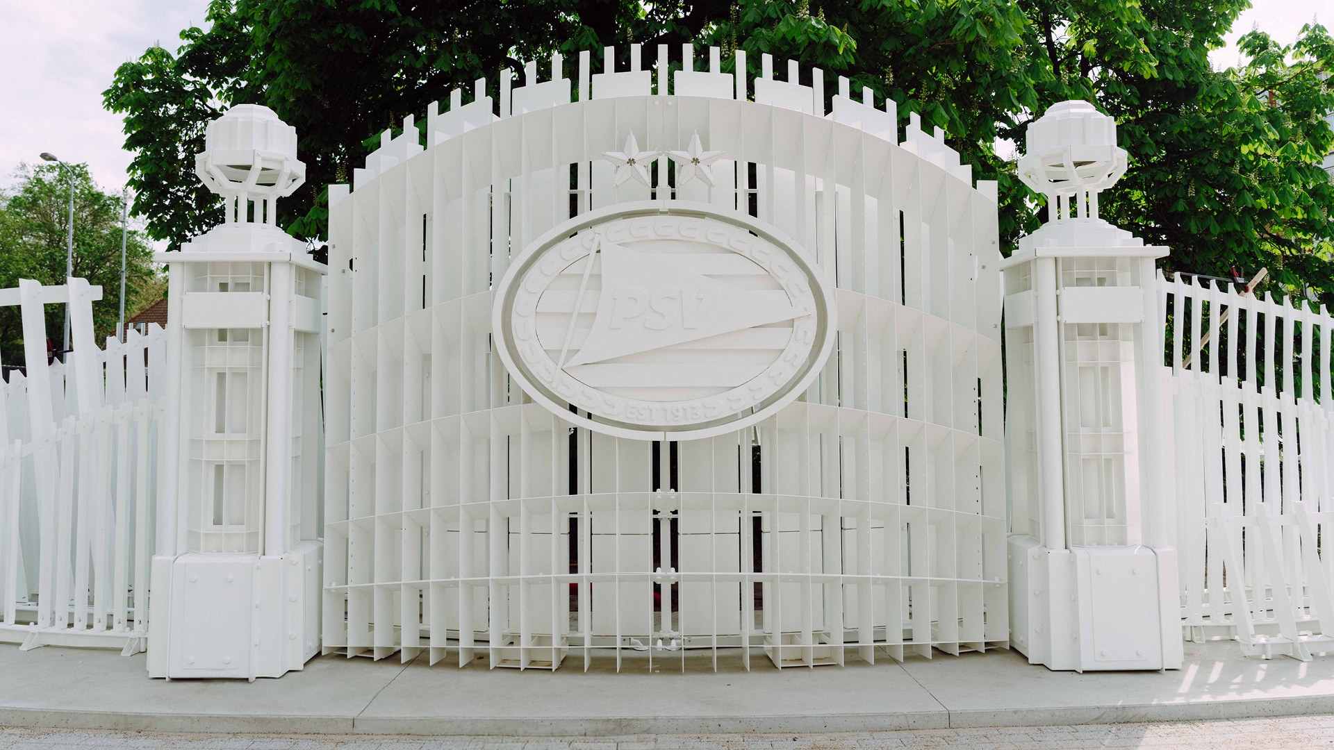 Nieuws | Gedenkplek officieel geopend voor aanvang van competitiewedstrijd PSV – FC Twente