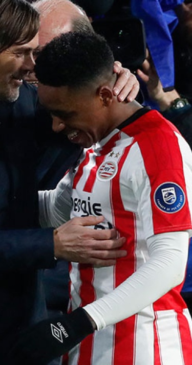 Cocu ziet spelers met plezier toeleven naar AZ