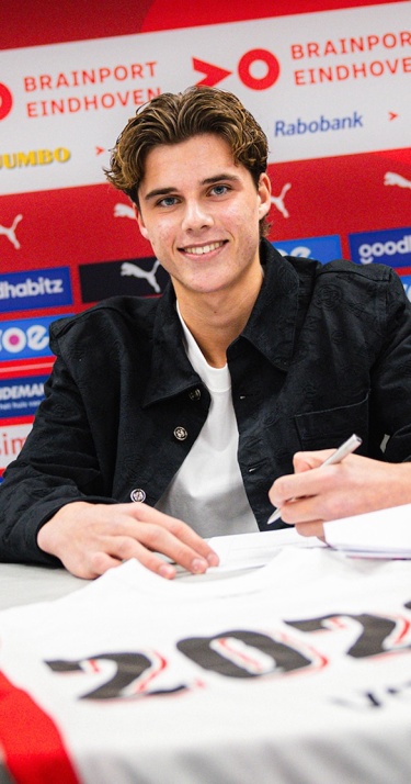 Profcontract | Tije Vos tekent eerste contract bij PSV