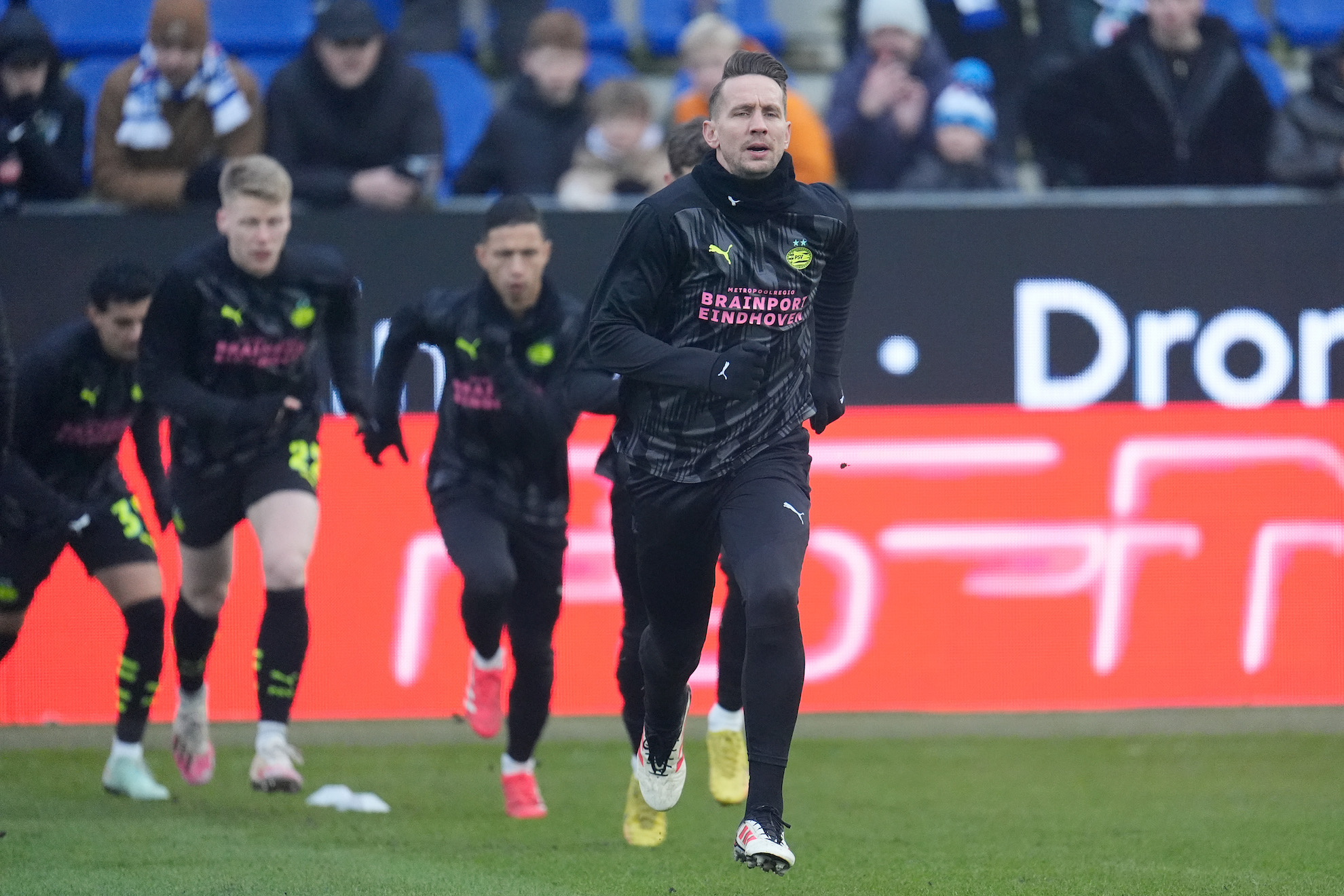 Nog zo'n vijf minuten tot de aftrap