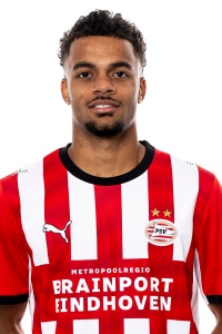 Essien Bassey, Verdediger