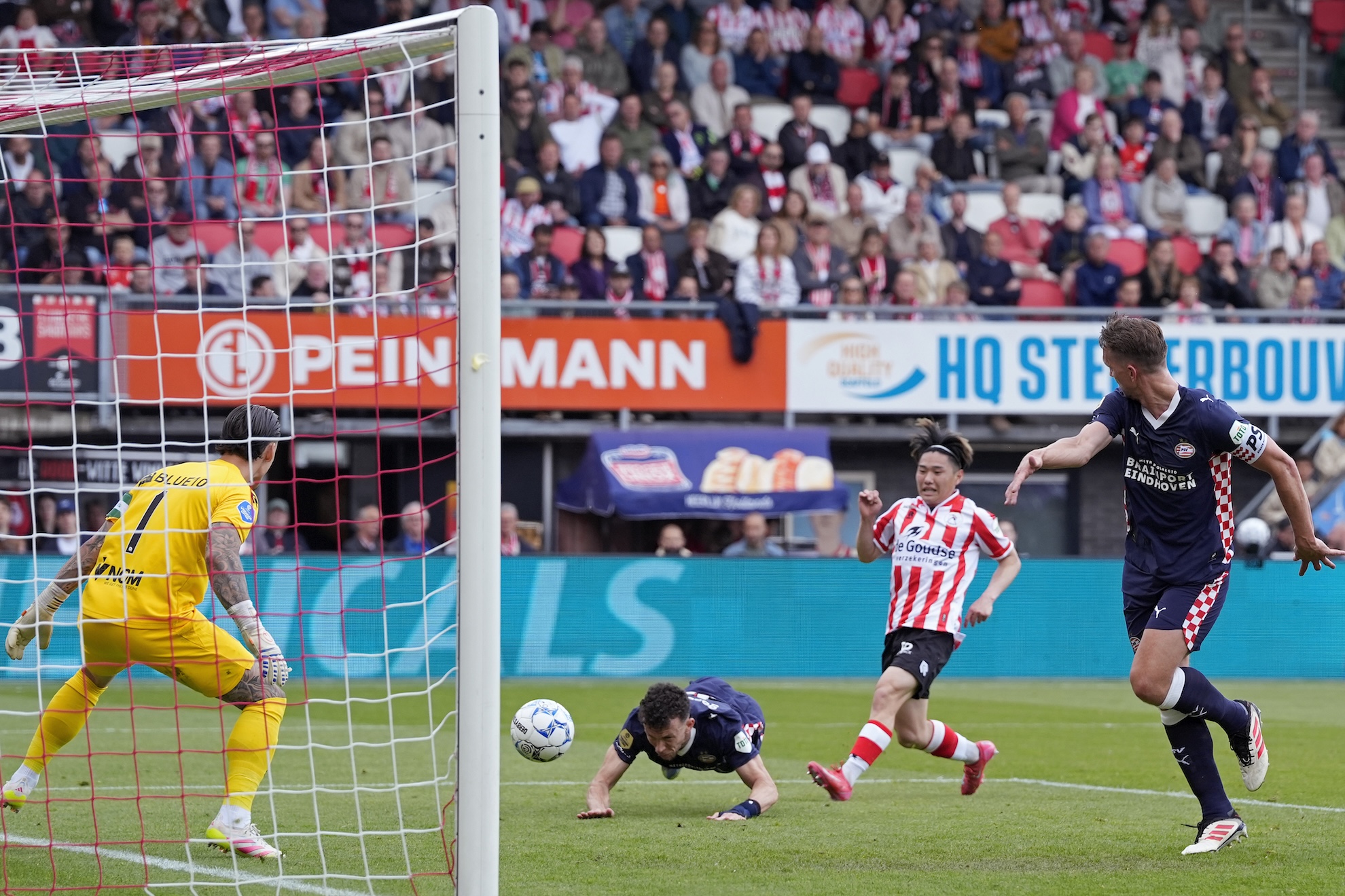 Al liggend kopt de Kroaat hem binnen