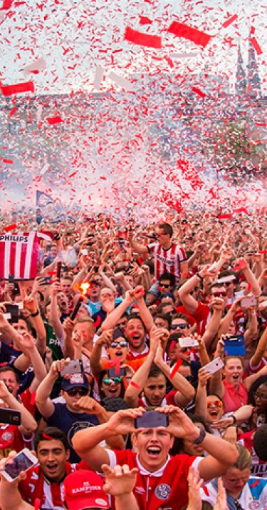 Uitzinnige menigte viert feest op Stadhuisplein