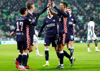 Liveblog | PSV heeft het zwaar, maar wint in Groningen
