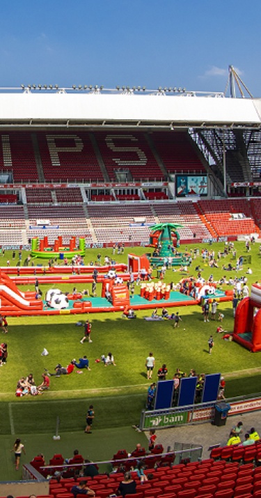 Springen, en spelen op de grasmat van het Philips Stadion