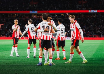  Liveblog | PSV boekt riante zege in eerste thuiswedstrijd sinds kampioenschap