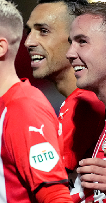 PSV buigt achterstand om en pakt drie punten in Leeuwarden