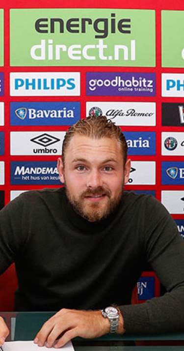 Jeroen Zoet zet handtekening onder contract