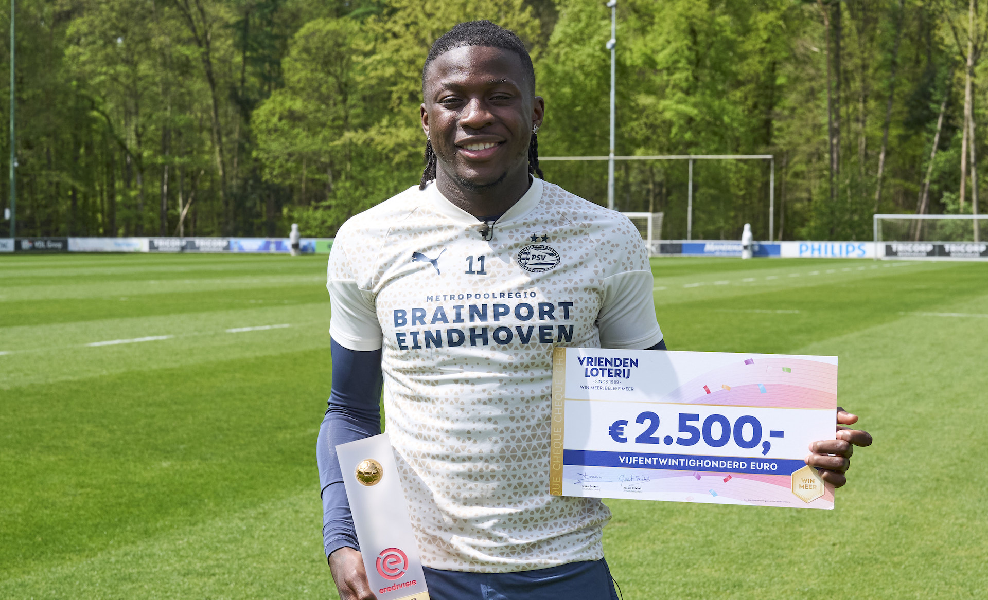 PSV - Nieuws | PSV domineert elftal van de maand en levert grootste talent