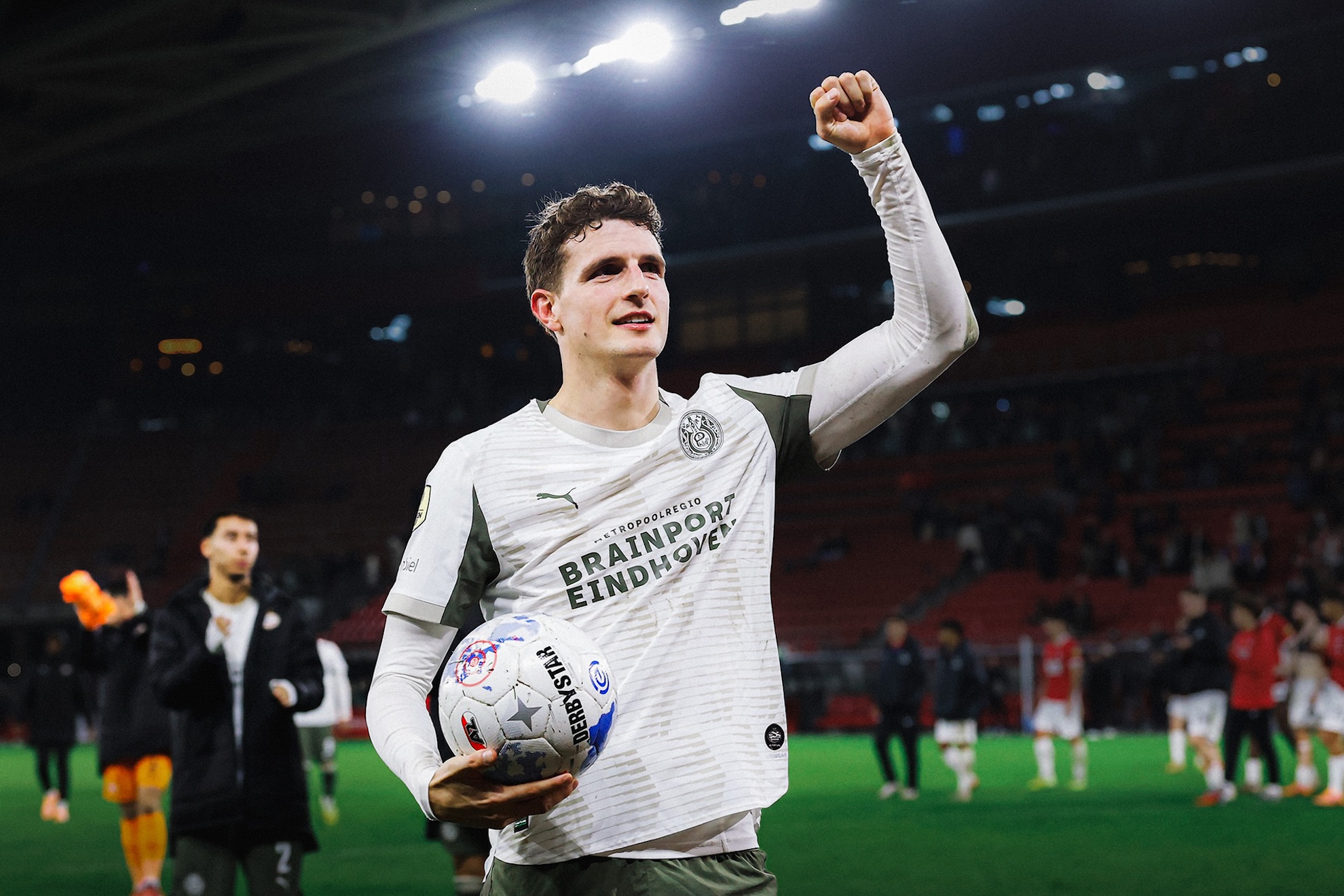 De wedstrijdbal gaat mee naar huis met Til