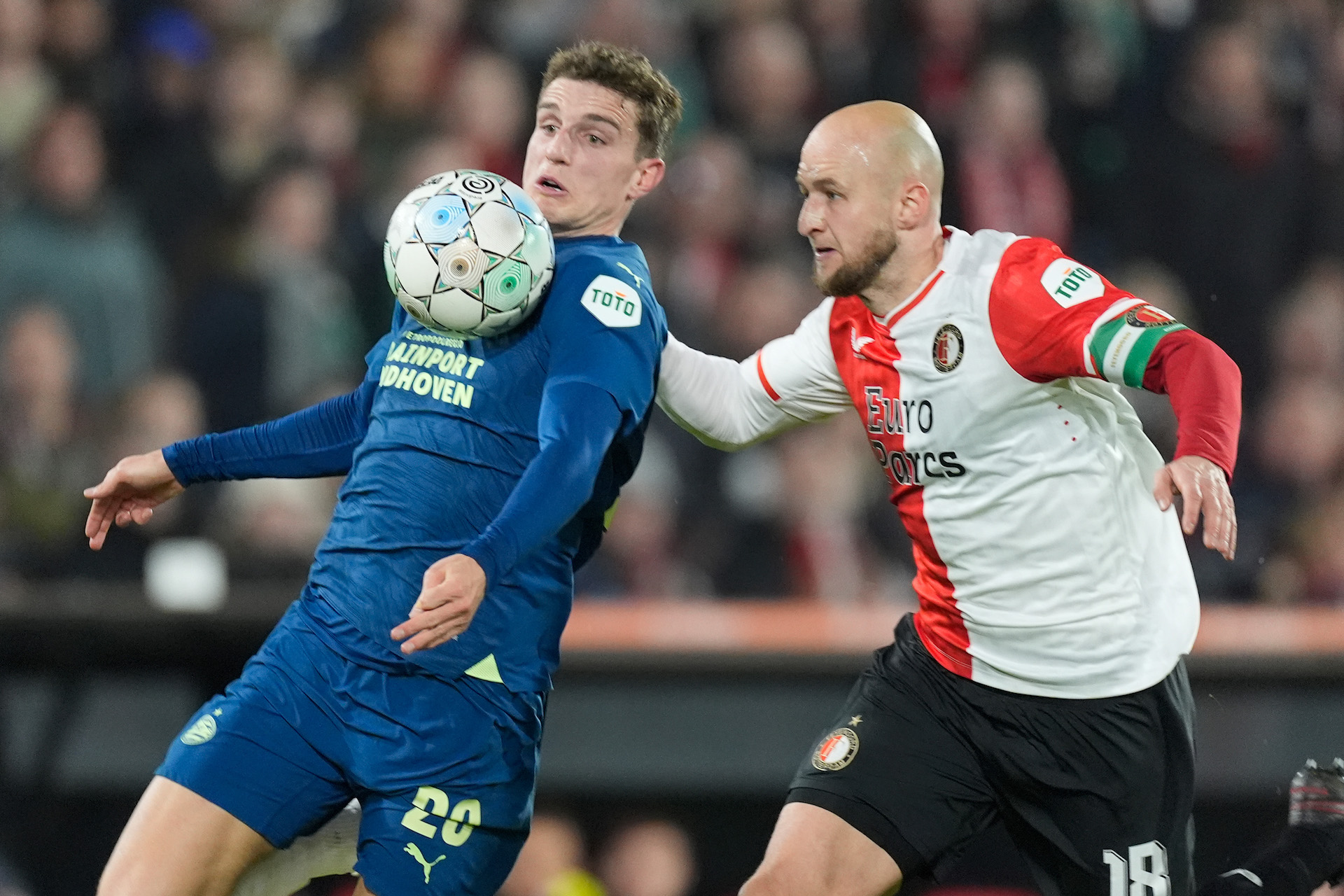 Guus Til in duel met Gernot Trauner