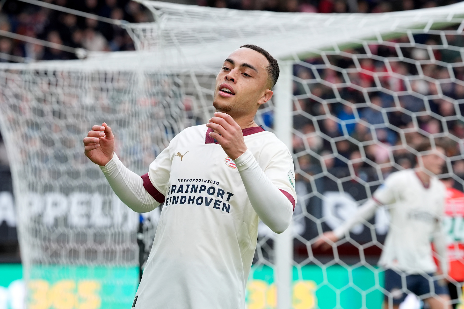 Scheidsrechter Bas Nijhuis fluit af wat betekent dat PSV niet langer ongeslagen is