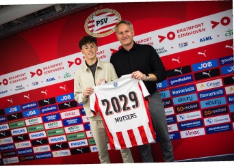 Contrato profesional | Milan Mutsers firma con el PSV hasta 2029