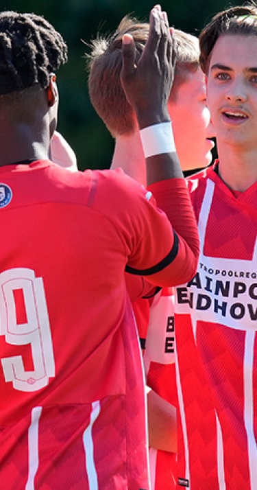 PSV O18 overklast PEC Zwolle, O17 speelt gelijk tegen Feyenoord