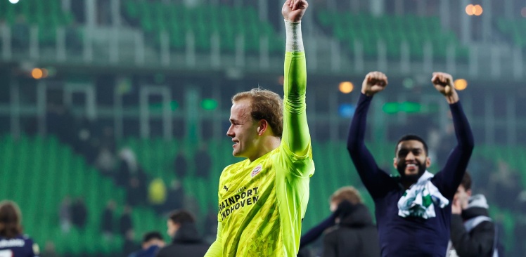 Persconferentie | 'Als er veel op jonge spelers afkomt, kun je ze soms beter met rust laten' 